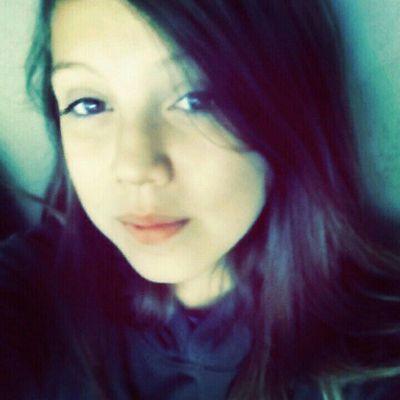 Olá  ... Meu nome é gyovanna Bauto apelido gyca bauto tenho 13 anos, cabelo castanho escuro  dos olhos castanhos,  tamanho medio 1,51 i e isso.  3