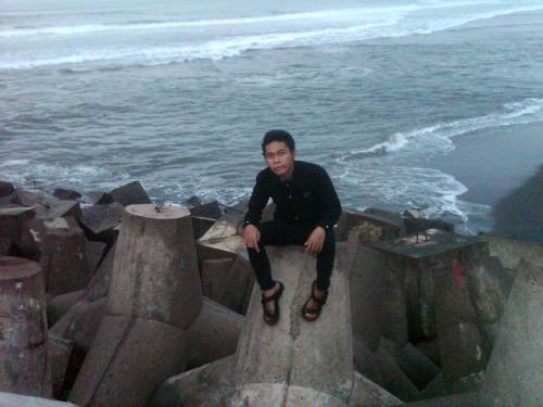 Terkadang air mata adalah tanda kebahagiaan yang tak mampu diucapkan dan senyuman terkadang adalah tanda rasa sakit yang mencoba untuk terlihat kuat dan tegar,,