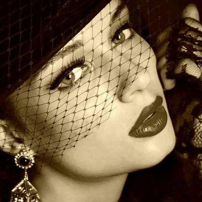Soy presa de un mágico y sensual  sortilegio...busco en las letras una señal. El punto de entrada a esa fantasía...