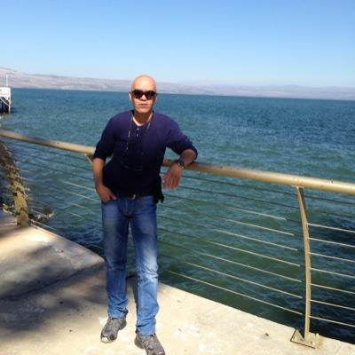 אני מאמן כדורגל. ומגשר מוסמך לעינייני משפחה. ואיש נדל