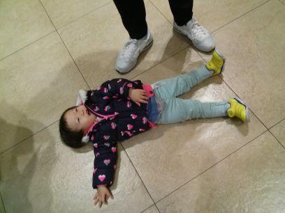 그냥 인간 사람입니다. 너나 잘하세요. 각자 다 각각의 모티브를 가지고 살아간다고 생각합니다. 자유로운 영혼인 척 오픈 마인드 소유자인 척 하면서 맘대로 바운더리치고 남 평가하고 폄하하고 슨생질 지적질 하면 정말 싫습니다. 강요말고 그냥 각자 알아서 잘 삽시다. 자기 기준 내에서 잘-