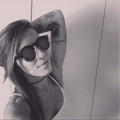 design de moda, escorpiana, pé na estrada, curte a vida adoidado, apaixonada por tatuagem, sexy sem ser vulgar, participante do Are You The One Brasil MTV