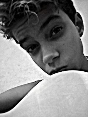 guitarrista
loirinho,olho de gato hehe
whats:967421358
istagram:allisonm.f13