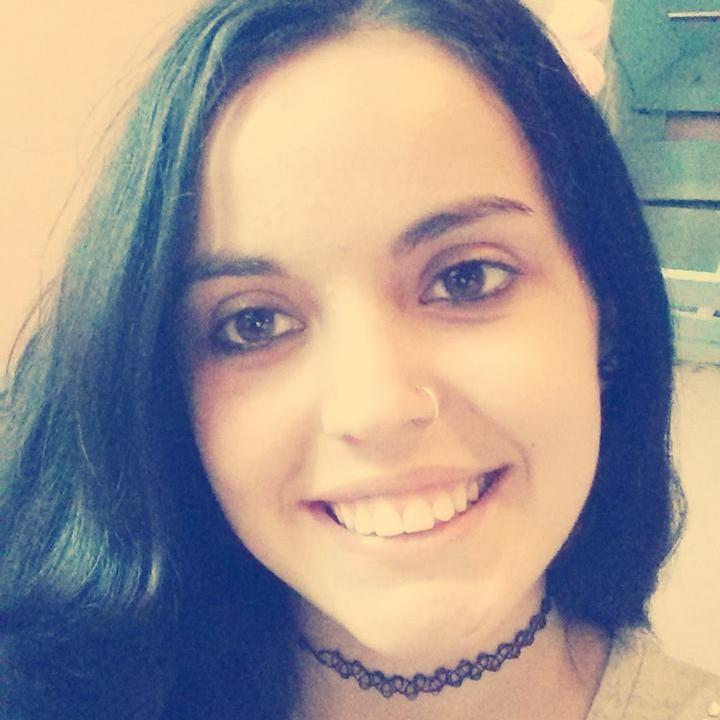 16 años. Yo vivo a mi forma,sin reglas ni normas es mucho mejor.si me vas a criticar espera a que me importe