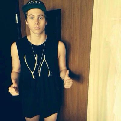 FOLLOW  @_siiiick_ for another follow! KEEP VOTING FAM!
