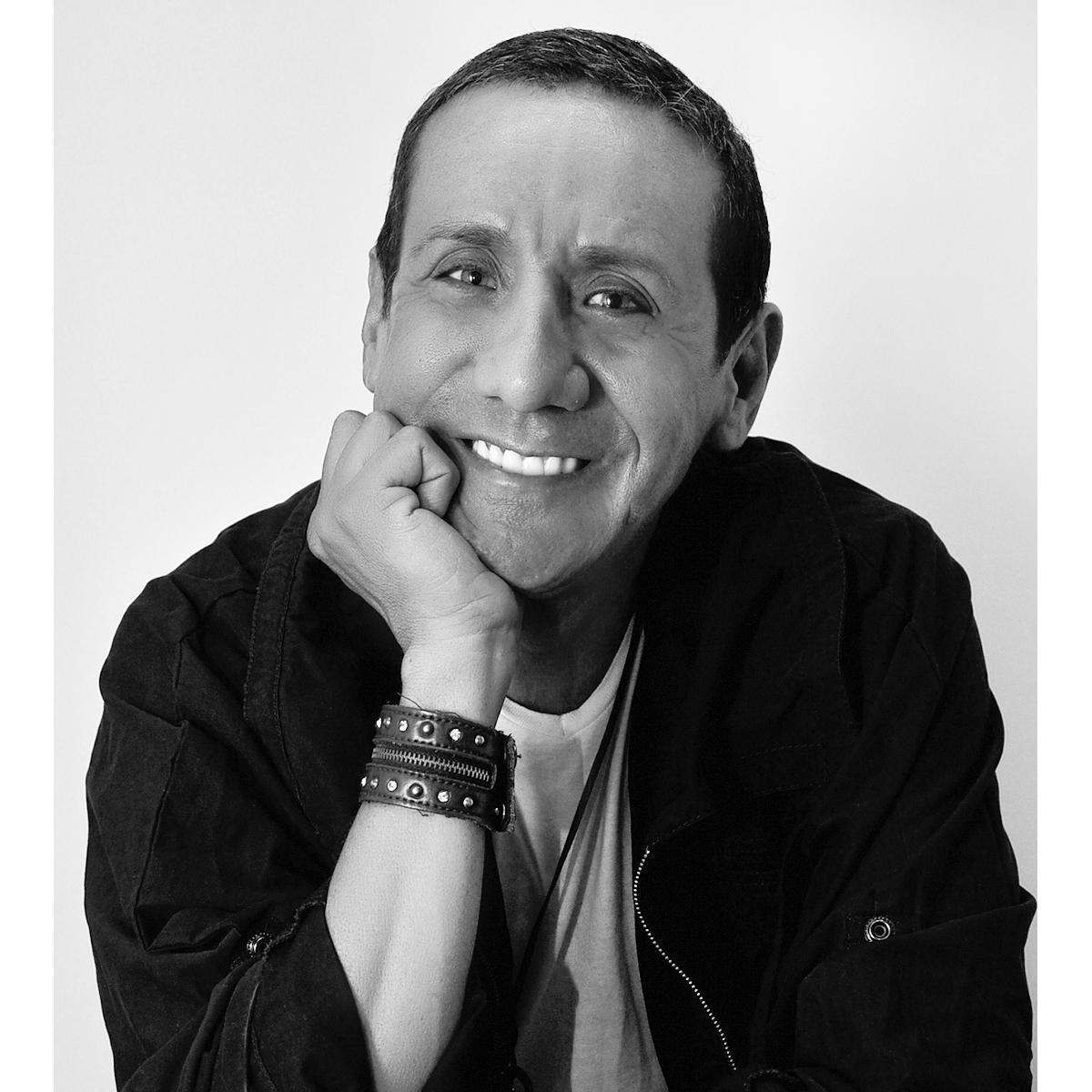 Actor. Amo los perros. Amo mi trabajo. Trato de dar lo mejor de mi siempre con defectos y virtudes pero sin lastimar a nadie.