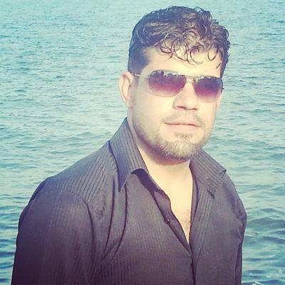 عارٌ على الحُرِّ أن يحيا بأقنِعةٍ وأن يعيش ولو يومًا بوجهَينِ