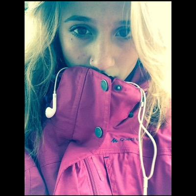 Me encanta bailar, escuchar a los pajarillos bajo la lluvia y los gatos soy poeta y duermo mucho.... Nos vemos en mcdonalds ueyeyeyeye