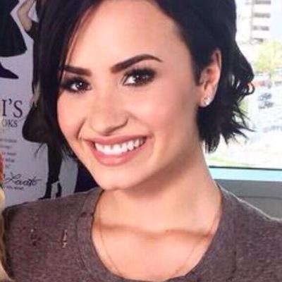 THIS IS A FREE FOLLOW! follow @stripmedemi :) i did something for you! now please do something for me!