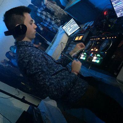 alejandro_pdj's profile picture. Natural de Villahornos de Valdezorras. //  ♥ @MaariaC96