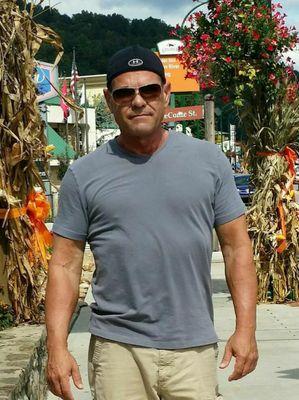 loving life, loving the ones in my life, And loving God..Single Dad with a wonderful daughter. I love working out,staying fit, eating healthy. # No DM's please.