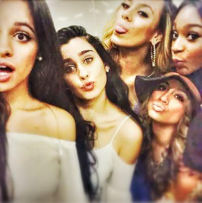 dios le dio 2 manos a camila y 2 tetas a lauren