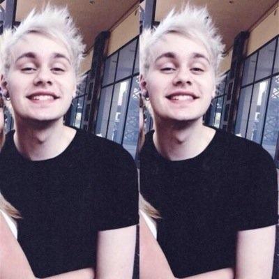 you should definitely follow @mukeirl because she gave you this free follow! xx