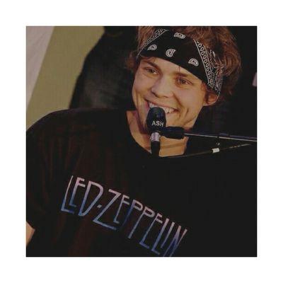 follow @broken_hemmo she'll follow back and if you need someone to talk to you can dm her anytime :) also could you rt the link in this bio or her bio please?