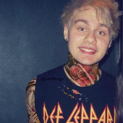 follow @niamftmgc bc she gave you a follow and you ain't Beyoncé. Ask for a follow back