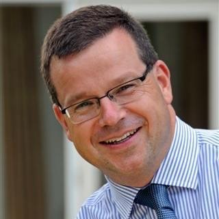 Directeur LOGUS-groep, getrouwd, 2 kinderen en actief bij VV Moc '17.