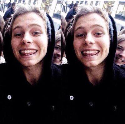 here to help you with daily dms to luke so turn on my notifs!! READ THIS: https://t.co/nVTB5bsF3W