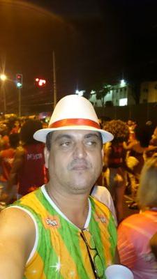 Sou de poucas palavras, e muitas atitudes...
Faço o que tem que ser feito,  se eu fizer errado, volto e começo de novo!!!