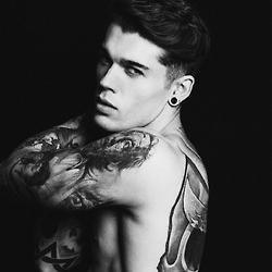 Tatuador e idiota que no posee cuenta en Tumblr ni Instagram. #FreeRol. Heterosexual.