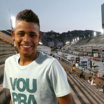 capixaba,20, diretor de bateria, sambista nato.