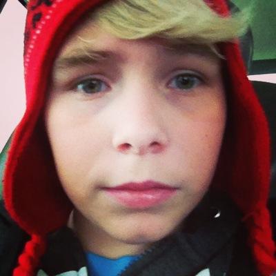 i play games and play football and like to draw and hang out with my friends