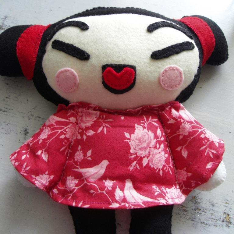 Poppenmoeders  is het merk voor unieke, gedeeltelijk retro, handgemaakte en kleurrijke kinderkleding, cadeautjes & accessoires.