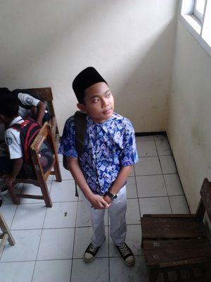 fahri ramadhan || 17-12-2000 || SMPN 4 PALIMANAN || follback? just mention;;) 
DiazHayuningPratiwi ({}):*;;)