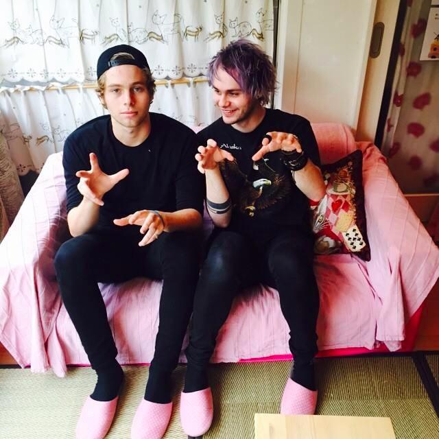 Follow @CheckYes5sos :)
