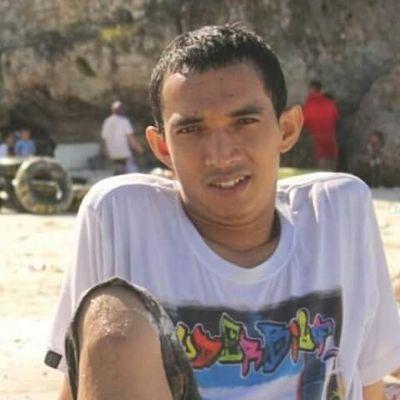 Lebih baik di benci tapi menjadi diri sendiri, daripada di suka tapi menjadi orang lain.