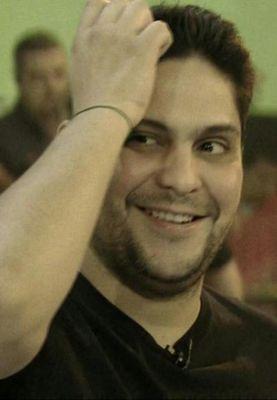 Você esta guardado dentro dos meus olhos e quando eu os fecho você dorme ,entende Jorge?!