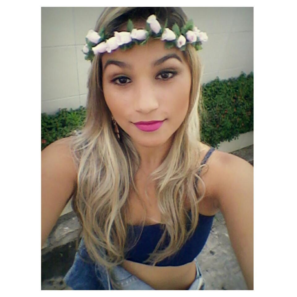 Eu sou Bia Macedo ●๋• eu tenho 18 aninhos sou Aquariana, Flamenguista, ♥ AdoroO Cachorros, sou Chocólatra amo Pizza, AmooO Music, AdoroO Praia...Xx.