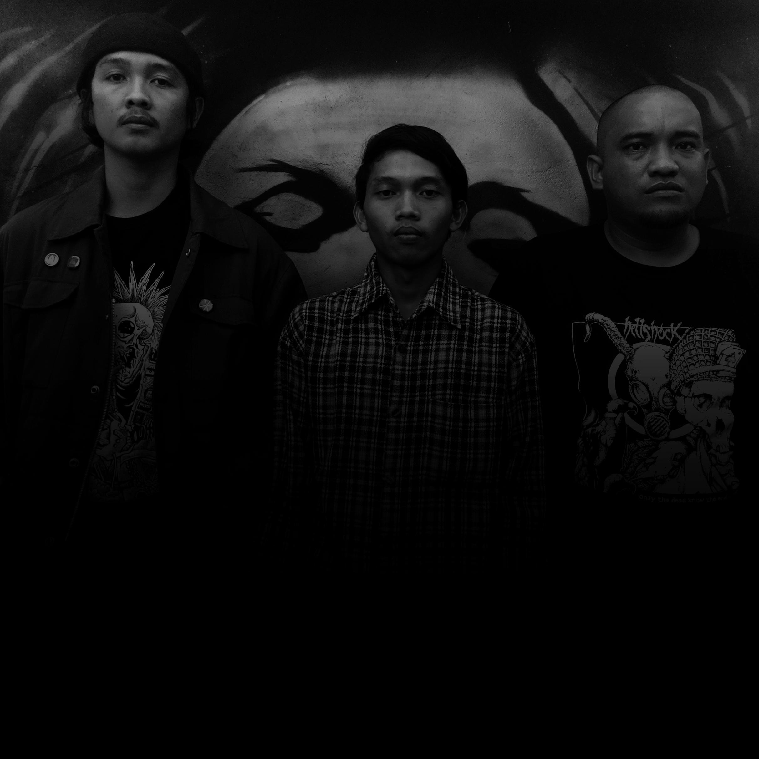 PAVVAKA since 05 march 2015 -GrinddarkcorE- *Rizki(Blastbeat) *Zarbin(Scream of death) *Gamal(GrindString) prepare first album.. to be continue...