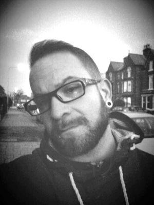 hi im scotty a 36 year old singer songwtiter
