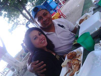 Full reggaeton...   super buena onda..  divertido..