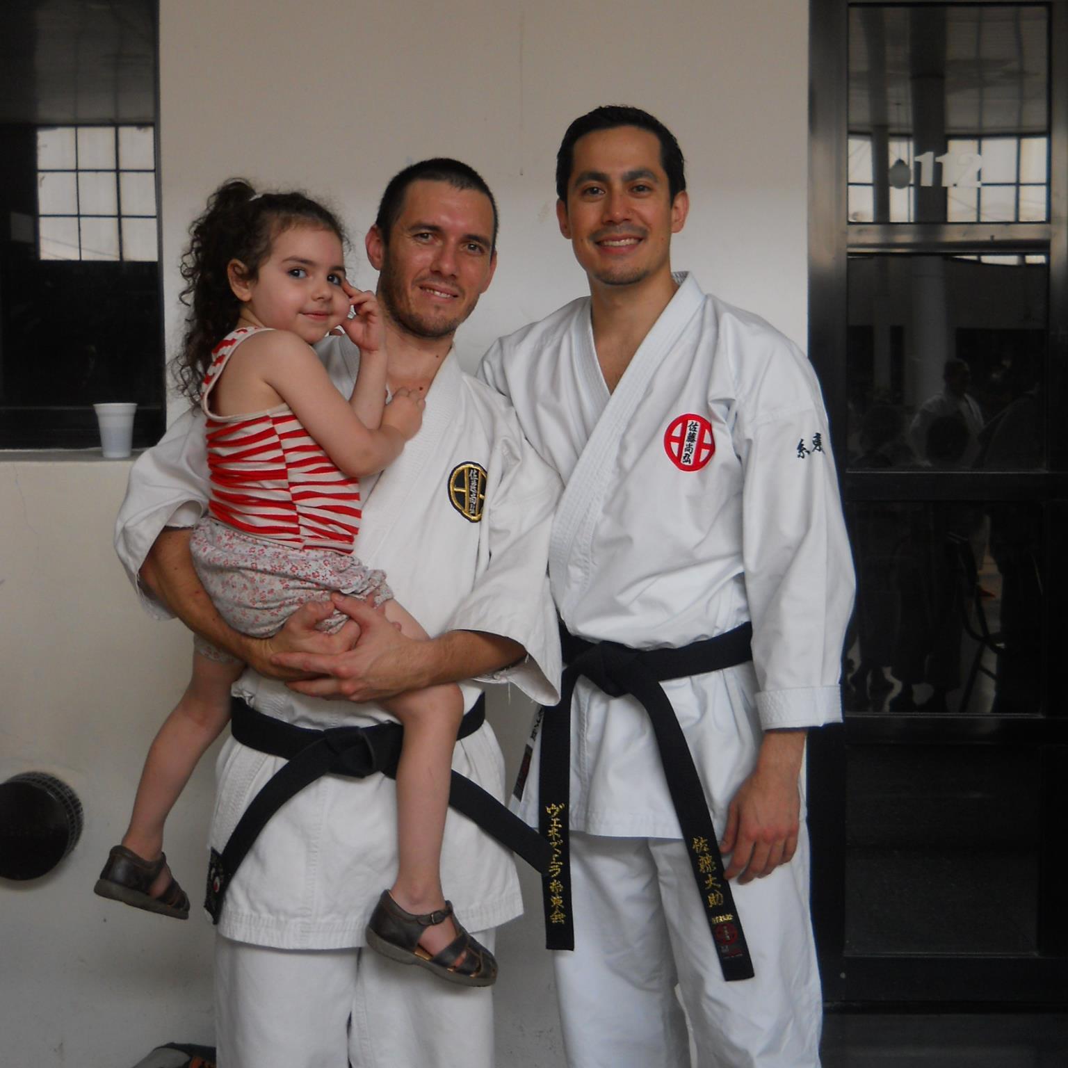 Instructor de karate do///fanático de los autos clásicos deportivos, mi padre era mecánico mi madre era ama de casa un infancia humilde pero sumamente feliz