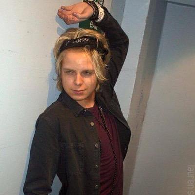 RantingDanLewis's profile picture. If you ever know a man who tries to drown his sorrows, kindly inform him his sorrows know how to swim.