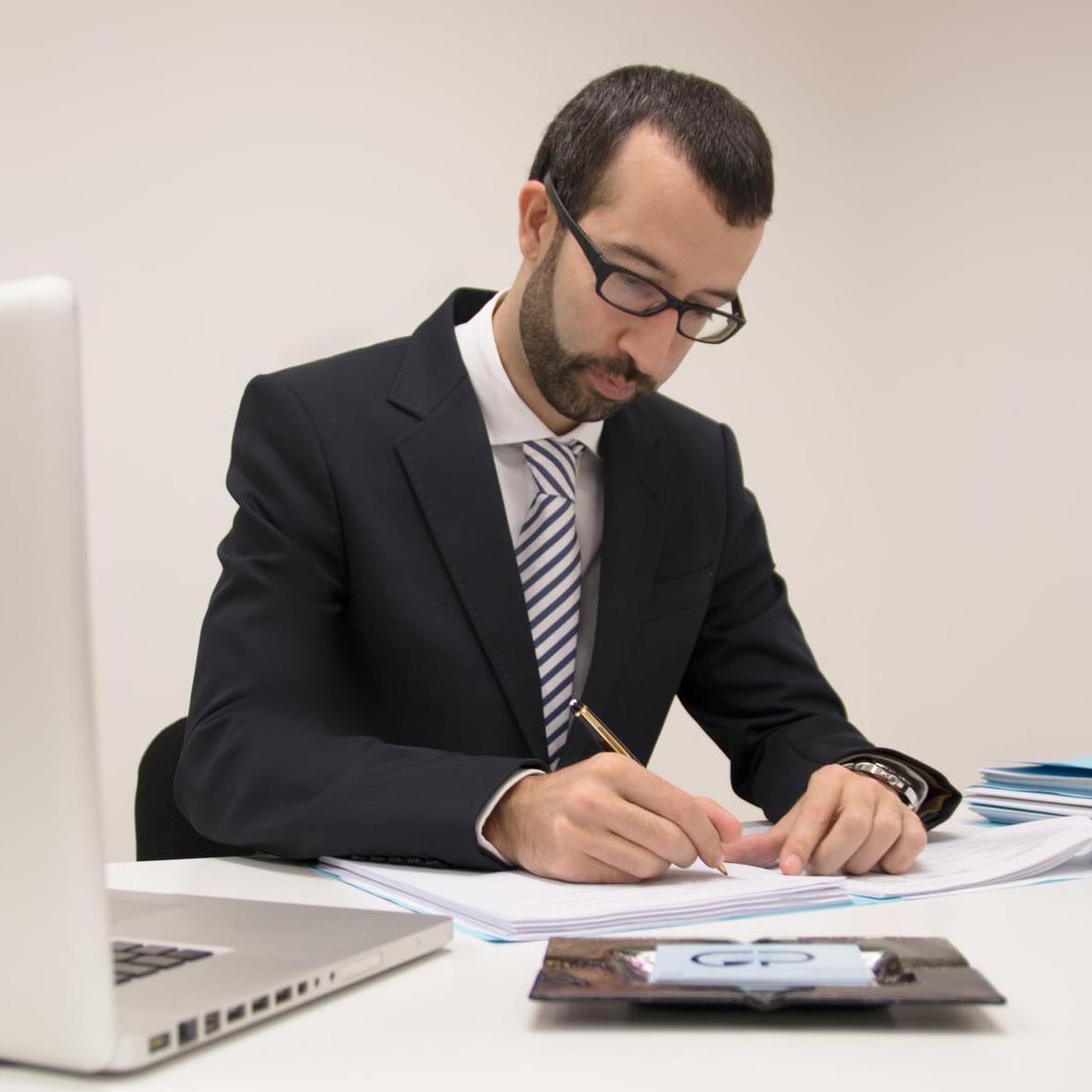Advocat. Master de l'Advocacia ICAG. Civil, Dret de familia, Penal, Laboral. Curs d'especialització en Menors, Violència de Gènere, Estrangeria, i Penitenciari.