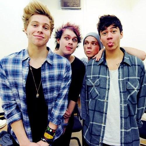 #VOTE5SOS #KCA Hi cuties! I just want to say that you don't need to follow this is just a voting acc for 5sos  Thank you and I love you ❤