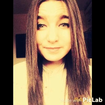 Je suis une fille gentille qui ne se prend pas la tête, qui aime beaucoup parler avec les gens. Venez me parler, je mange pas. 
Mon facebook : Morgane Nc