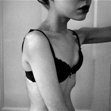 Diagnostiquée anorexique mentale restrictive. Bordeline a la recherche d'un bonheur quelconque.