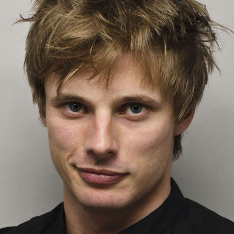 Sang pur, 23 ans. Originaire du Pays de Galle, venu pour affaire à Poudlard. La peur est plus tranchante qu’une épée.