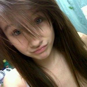 Pas là pour faire semblant j'ai 18 ans je suis avec un mec et je vais voir ailleurs. Jeune salope et j'adore tailler des pipes #fellation #sexe facile
