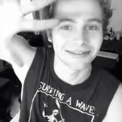 rockinmalum's profile picture. hi follow @lrhcookie because I gave you this free follow please rt link in bio