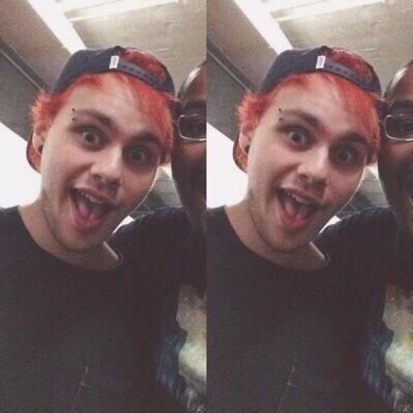 go follow @bandlckscreens because she gave you a free follow