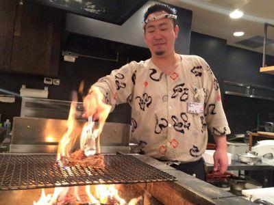 旬の魚介や野菜が並ぶ囲炉裏を囲んだ、ＬＩＶＥ感あるオープンキッチンカウンターがメインの店内。炭にこだわり素材を炭火でじっくり焼き上げます！『食を通じて大島を盛り上げる』をモットーに地元で愛されるお店作りを目指します！
