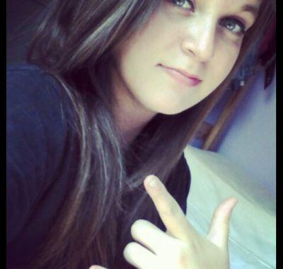 I play volleyball ,I'm 17 and i love  MILES TELLER, Btw miles is mine / I'VE ALWAYS WANTED TO TRAVEL WITH MY BESTFRIENDS!
