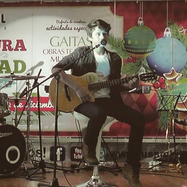 Cantante y compositor.