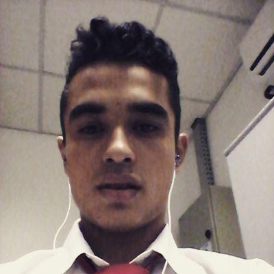 21 anos. Solteiro. Moro em Curitiba. Trabalho :)