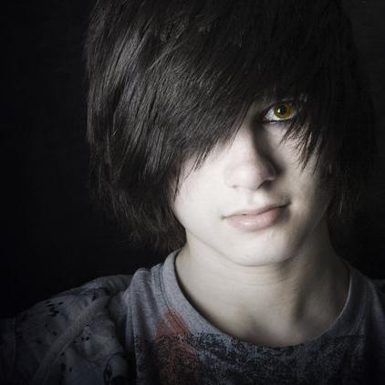 Soy un simple Emo que le gusta ser feliz a los demas ya sean amigos o seres queridos ya que yo nunca puedo serlo