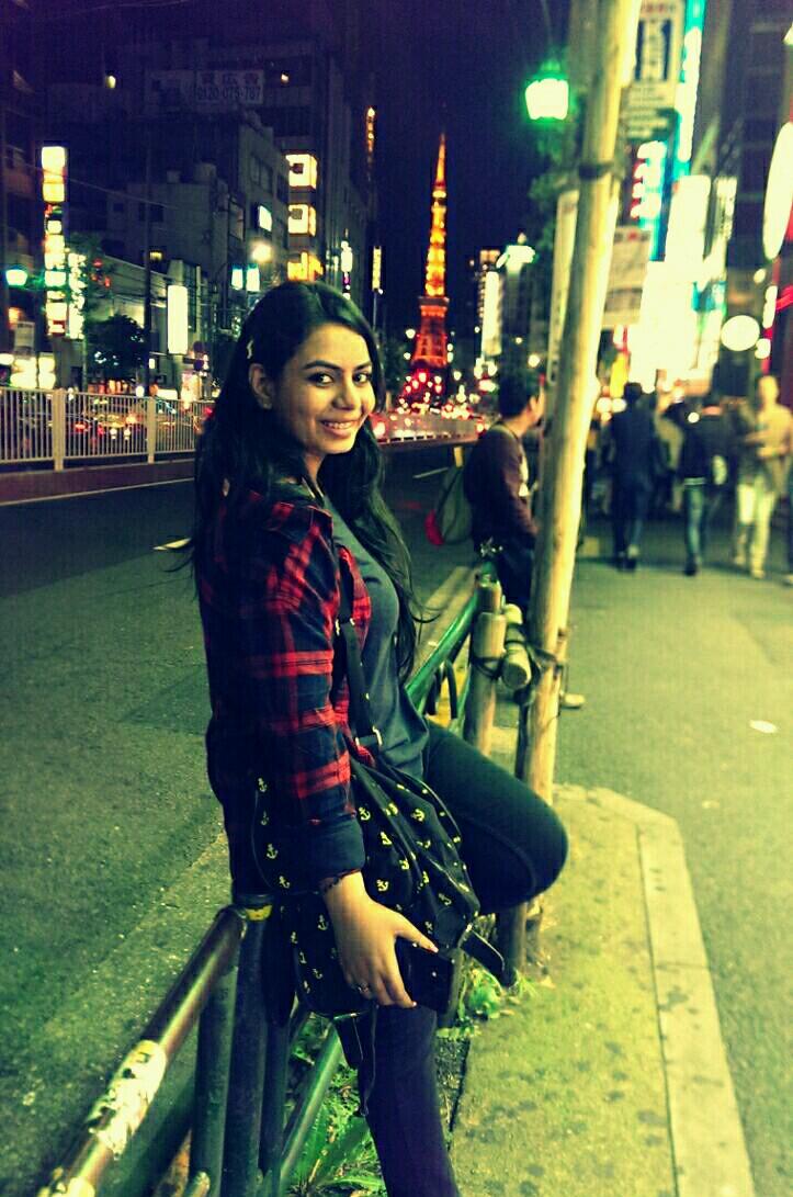 Movie buff, Believer, Hopeless romantic, Idealist:) Media professional by day, Dreamer by night!
